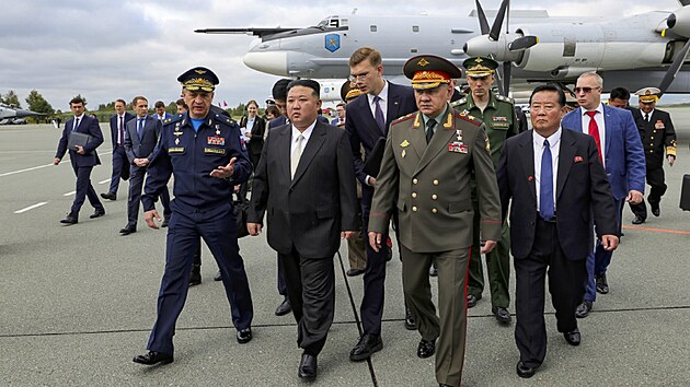 Severokorejský vůdce Kim Čong-un (uprostřed) a ruský ministr obrany Sergej Šojgu (vpravo v popředí) přijíždějí na inspekci ruských vojenských letadel na mezinárodní letiště ve Vladivostoku na ruském Dálném východě. (16. září 2023)