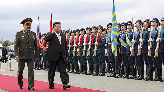 Severokorejský vůdce Kim Čong-un (uprostřed) a ruský ministr obrany Sergej Šojgu (vlevo) přijíždějí na inspekci ruských vojenských letadel na mezinárodní letiště ve Vladivostoku na ruském Dálném východě. (16. září 2023)