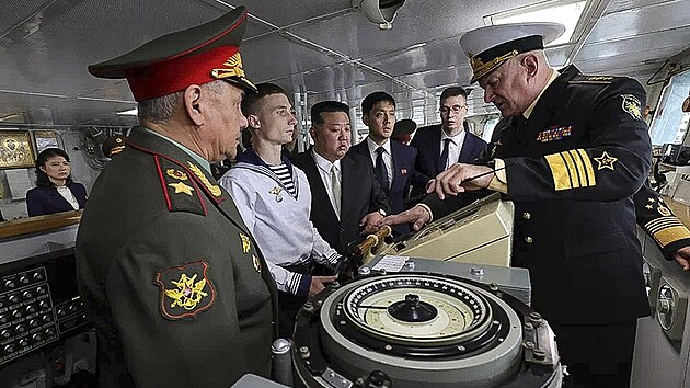 Severokorejský vůdce Kim Čong-un (uprostřed) a ruský ministr obrany Sergej Šojgu (vlevo) poslouchají vysvětlení vrchního velitele ruského námořnictva admirála Nikolaje Jevmenova (vpravo) při návštěvě fregaty ruského námořnictva Admirál Šapošnikov v přístavu Vladivostok na ruském Dálném východě. (16. září 2023)