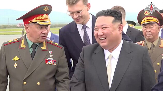 Severokorejský vůdce Kim Čong-un a ruský ministr obrany Sergej Šojgu si prohlížejí ruská vojenská letadla a rakety vystavené na letišti Kneviči nedaleko Vladivostoku v ruském Primorském kraji. (16. září 2023)