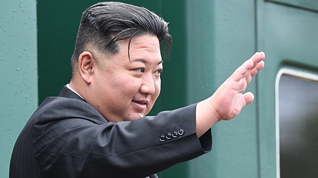 Severokorejsk vdce Kim ong-un mv pi nstupu do vlaku na eleznin stanici Artyom-Primorsky 1 ve mst Artyom v ruskm Primorskm kraji. (17. z 2023)
