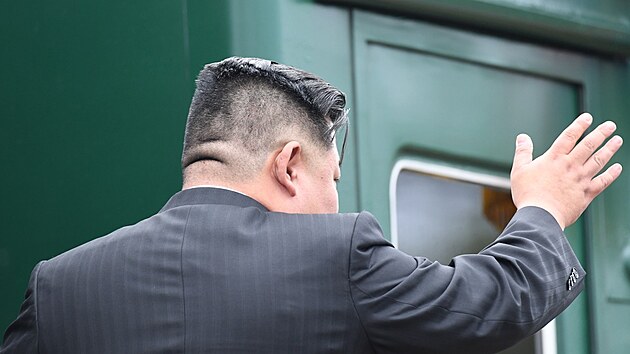 Severokorejsk vdce Kim ong-un mv pi nstupu do vlaku na eleznin stanici Artyom-Primorsky 1 ve mst Artyom v ruskm Primorskm kraji. (17. z 2023)