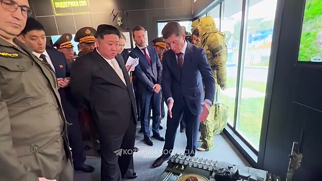 Severokorejský vůdce Kim Čong-un na návštěvě výstavy vojenské techniky, uniforem a zbraní ve Vladivostoku v Rusku. (17. září 2023)
