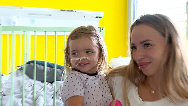 Maminka Markta Hrub a jej dcera Laura se dvaj na vystoupen spolku Loutky v nemocnici v prask Fakultn nemocnici v Motole. (5. z 2023)