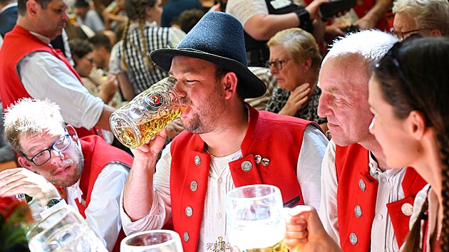 V Mnichov byl zahjen tradin pivn festival Oktoberfest naraenm prvnho sudu. Tohoto kolu se 
 i letos zhostil premir Dieter Reiter. (16. z 2023)