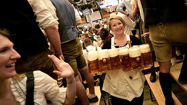 V Mnichov� byl zah�jen tradi�n� pivn� festival Oktoberfest nara�en�m prvn�ho sudu. Tohoto �kolu se 
 i letos zhostil premi�r Dieter Reiter. (16. z��� 2023)