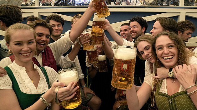V Mnichov� byl zah�jen tradi�n� pivn� festival Oktoberfest nara�en�m prvn�ho sudu. Tohoto �kolu se i letos zhostil premi�r Dieter Reiter. (16. z��� 2023)