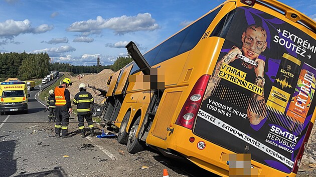 Nehoda autobusu a osobnho vozidla na Pbramsku (19. z 2023)