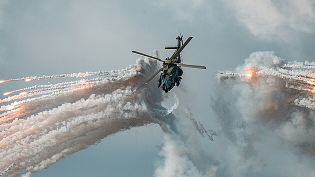 DNY NATO 2023: Impozatn ohostroj na obloze vytvoil stroj NH-90 nmeck Luftwaffe