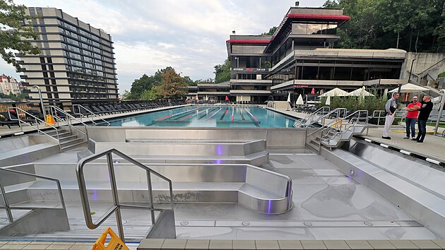 Baz�n u karlovarsk�ho hotelu Thermal a jeho technick� z�zem�