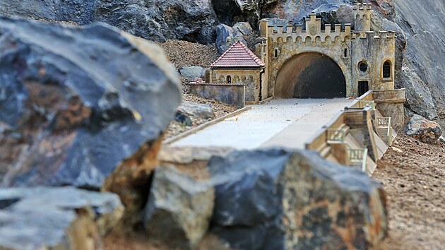 Vyšehradská sklála vznikla v parku miniatur Boheminium z čediče. Tedy ze stejné horniny, jako je její pražská předloha.
