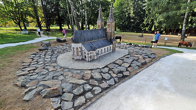 Vyšehradská sklála vznikla v parku miniatur Boheminium z čediče. Tedy ze stejné horniny, jako je její pražská předloha.