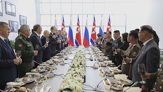 Rusk prezident Vladimir Putin si pipj s vdcem Severn Koreje Kim ong-unem. (13. z 2023)