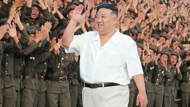 Severokorejsk vdce Kim ong-un na vojensk pehldce ku pleitosti 75. vro zaloen zem. (11. z 2023)