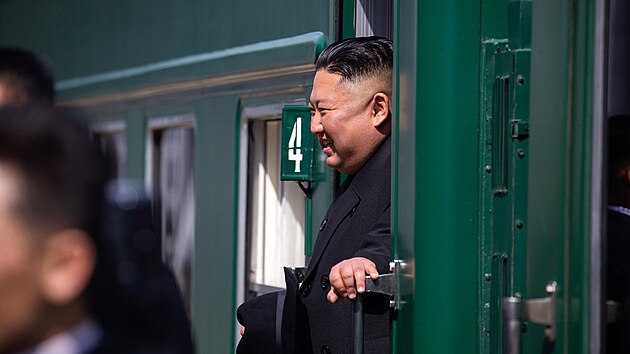 Severokorejský vdce Kim ong-un po nástupu do vlaku, kterým jel v roce 2019 do...