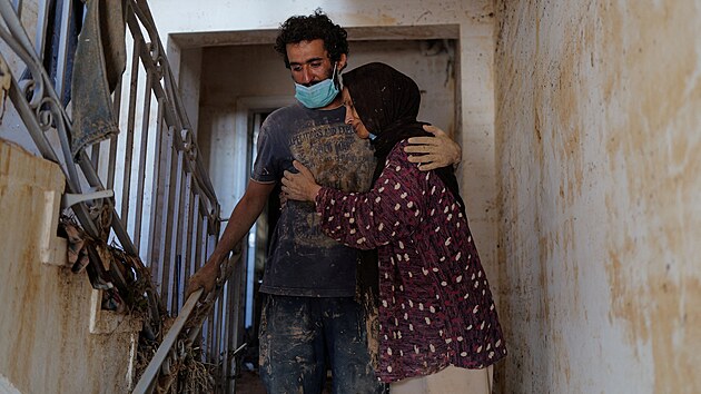 Matka objm svho syna, zatmco sleduj nsledky zplav v Libyi. (17. z 2023)