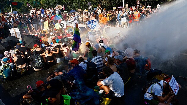 V nizozemském Haagu protestovali klimatičtí aktivisté, policie proti nim použila vodní děla. (9. září 2023)