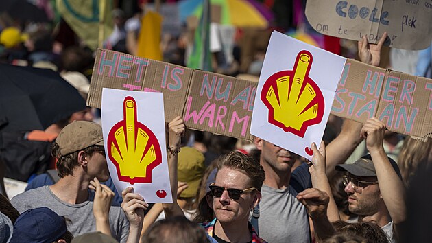 V nizozemském Haagu protestovali klimatičtí aktivisté. Někteří z nich drží cedule parodující logo značky ropné společnosti Shell. (9. září 2023)