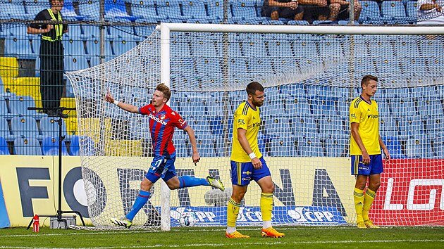 Plzeňský hráč Pavel Šulc se raduje ze vstřeleného gólu do sítě Zlína.