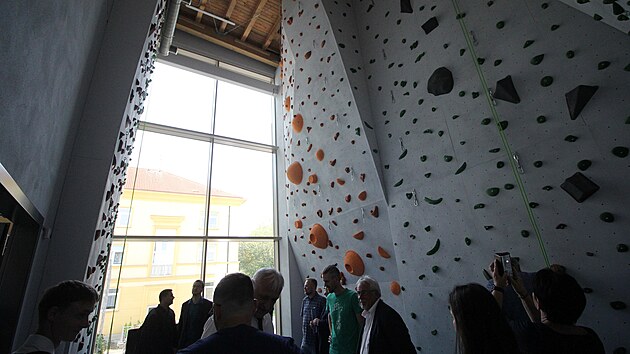 Do nové sportovní haly se vešla i lezecká stěna.