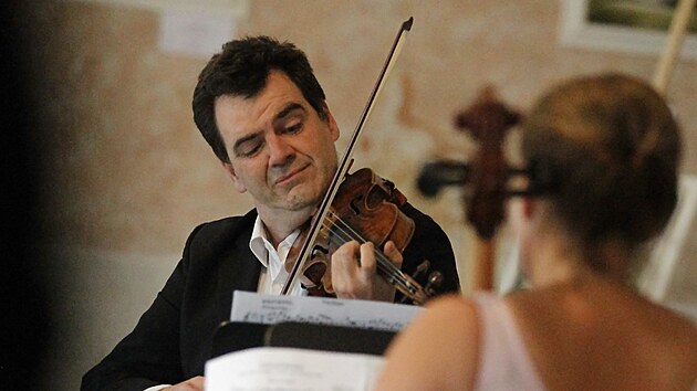 panlsk houslista Eduard Garcia Salas u tvrtm rokem stoj v ele Spolku zmek Brtnice.