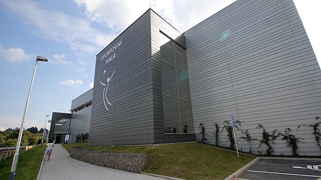 Sportovní halu postavila společnost PKS stavby. Opláštění tvoří vodorovné sendvičové panely.