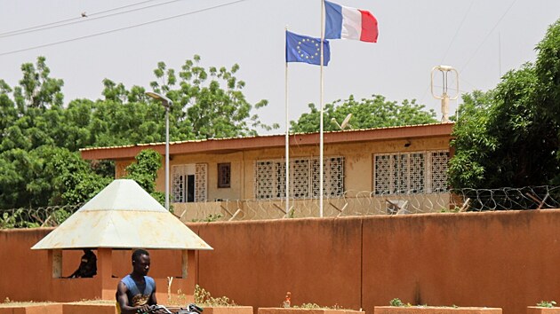 Francouzské velvyslanectví v Nigeru. Tamní vojáci hlídkují před budovou ambasády, v níž drží jako rukojmí francouzského velvyslance. (1. září 2023)