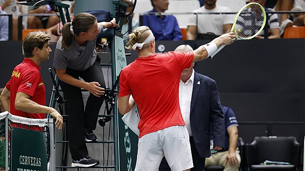 Alejandro Davidovich Fokina si ve skupin finlovho turnaje Davis Cupu ve...