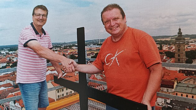 Autoři knihy Martin Maršík (vlevo) a Milan Binder stojí na vrcholku Bílé věže.