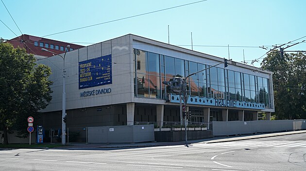 Z budovy Mstskho divadla Zln se zaaly loupat kamenn obklady. Hlavn vchod je uzaven. (z 2023)