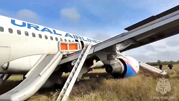 Letadlo rusk spolenosti Ural Airlines
nouzov pistlo v Novosibirsk oblasti. (12. z 2023)