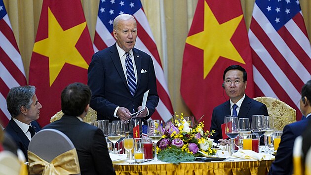 Americk prezident Joe Biden s vietnamskm premirem Pham Minh Chinhem a dalmi vysokmi initeli (11. z 2023)