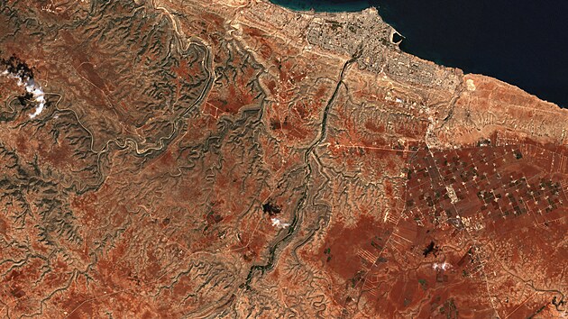 Satelitn pohled na pehrady na jihu Darn v Libyi (7. z 2023)