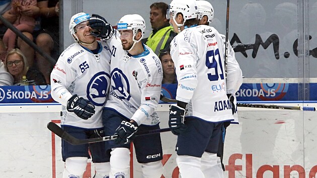 Hokejisté Plzně se radují z gólu v zápase s Třincem.