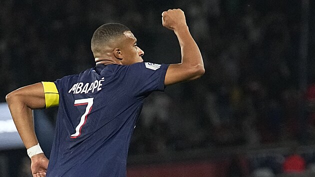 Kylian Mbapp z PSG se raduje z glu v zpase s Nice.