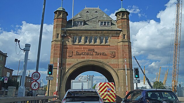 Vjezd do severnho pjezdu k tunelu Blackwall ve vchodnm Londn (15. srpna 2023)