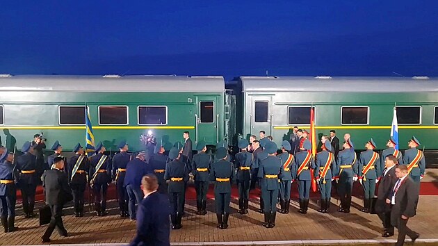Severokorejsk vdce Kim ong-un vystupuje z vlaku v Rusku a vt se s ruskmi pedstaviteli v Chasanu v ruskm Primorskm kraji. (12. z 2023)
