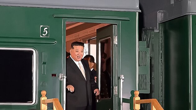 Severokorejsk vdce Kim ong-un vystupuje z vlaku v Rusku a vt se s ruskmi pedstaviteli v Chasanu v ruskm Primorskm kraji. (12. z 2023)