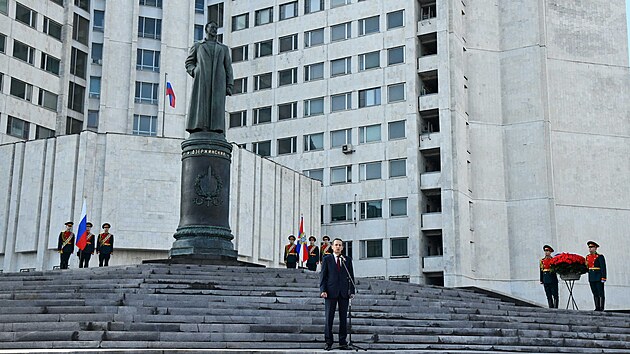 �editel rusk� zahrani�n� rozv�dky (SVR) Sergej Nary�kin pron�� projev b�hem slavnostn�ho odhalen� sochy zakladatele sov�tsk� tajn� policie Felixe Dzer�insk�ho (11. z��� 2023)