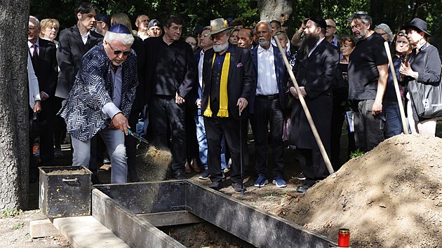 Hosté smutečního obřadu se shromáždili u zasypávání hrobu Yvonne Přenosilové. (14. září 2023).