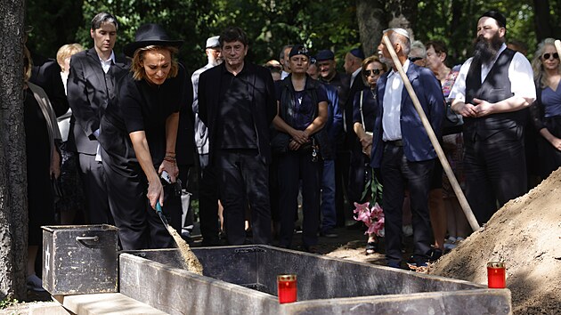 Monika Absolonov zasypv hrob Yvonne Penosilov. (14. z 2023).