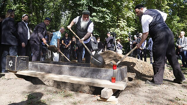 Hosté smutečního obřadu se shromáždili u zasypávání hrobu Yvonne Přenosilové. (14. září 2023).