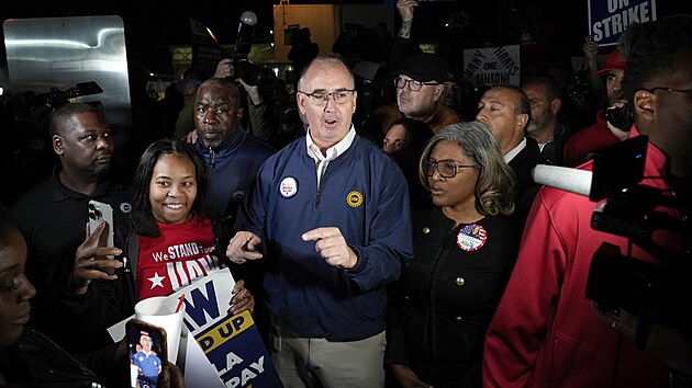 St�vkuj�c� p�i�el podpo�it i ��f odbor� automobilov�ho pr�myslu Shawn Fain (15. z��� 2023)