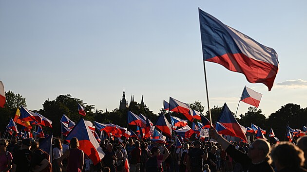 Účastníci demonstrace “Česko proti vládě“ se z Václavského náměstí odebrali na Letnou k sídlu ministerstva vnitra, zde celou akci zakončili. (16. září 2023)