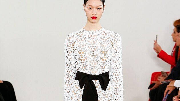 Carolina Herrera vsadila na klasiku a ma�lemi zd�raznila pas.