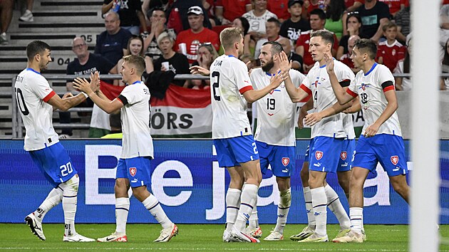 eský tým slaví gól Václava Jureky (tetí zprava) v pípravném utkání proti...