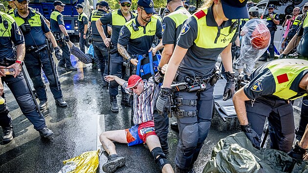 Policisté zakročili proti demonstrantům blokujícím dálnici A12 v Haagu. (10. září 2023)
