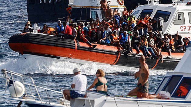 Další loď s migranty přistála u břehů italského ostrova Lampedusa. (18. září 2023)
