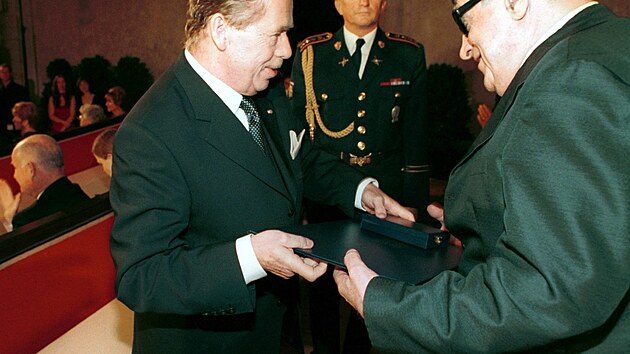 Vclav Havel pedv Klementu Lukeovi prezidentsk vyznamenn Za zsluhy (28. jna 2000).