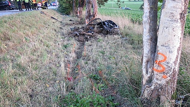 Řidič při nehodě u Jinolic vypadl z auta, to pak nabouralo do plotu. (10. srpna 2023)